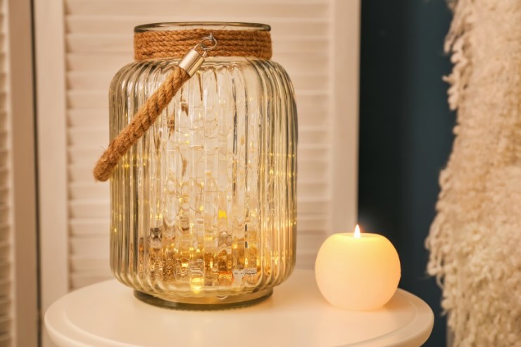 porta candele di vetro e candela rotonda