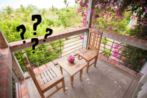 un balcone piccolo con un tavolo e due sedie