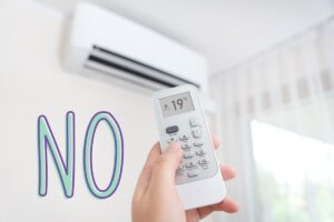 un condizionatore acceso e la scritta no vicino
