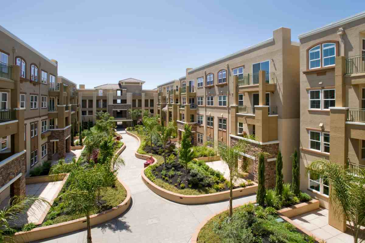 foto di un grande condominio molto curato