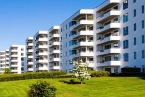 Una foto di varie palazzine che costituisco o un unico condominio