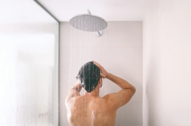 uomo che si fa la doccia