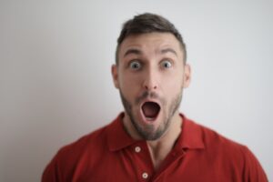 uomo scioccato con la bocca aperta