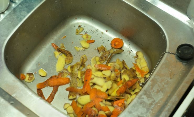 residui di cibo nel lavandino