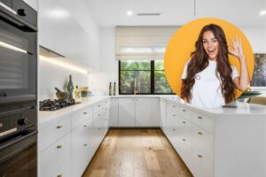 una cucina bianca e una ragazza che fa ok