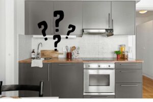 cucina piccola con 4 punti interrogativi