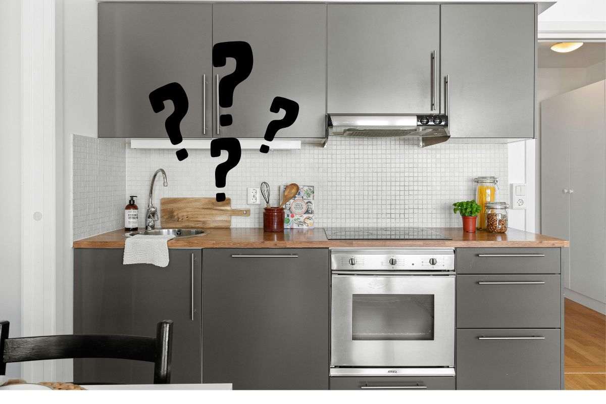cucina piccola con 4 punti interrogativi