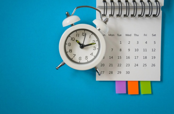 calendario con accanto una sveglia