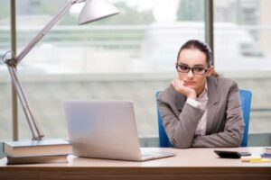 donna triste al lavoro