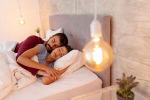 Coppia dorme abbracciata a cucchiaio