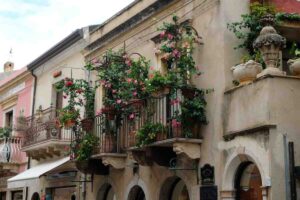 fiori sul balcone