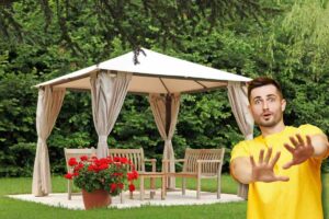Gazebo, ragazzo con mani davanti