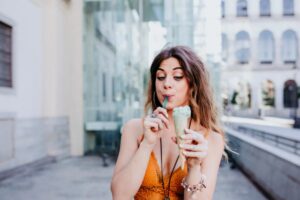 donna che mangia il gelato per strada