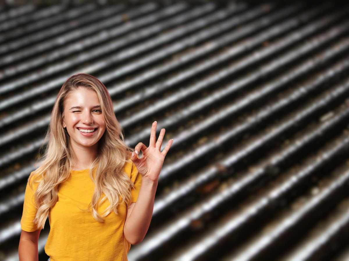 griglia sporca e donna che fa ok con le mani