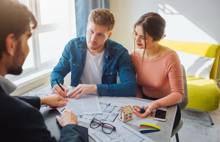 due ragazzi che parlano con l'agente immobiliare
