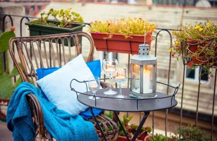 balcone piccolo con un tavolino e una sedia
