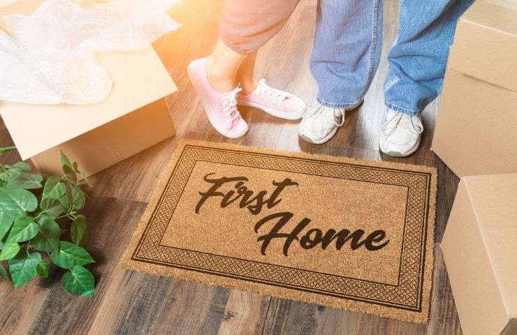 due ragazzi che entrano nella loro prima casa