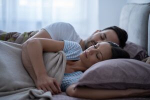Una coppia che dorme su un letto insieme