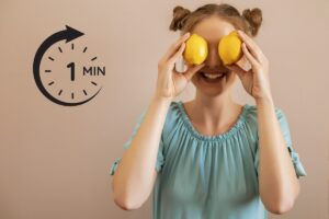 una foto di una ragazza che scherzosamente mette due limoni sui suoi occhi ed accanto a se ha un timer di un minuto