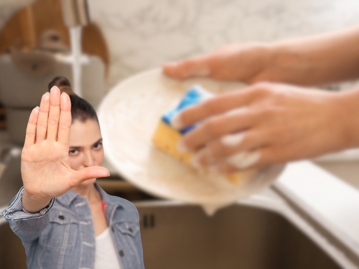 donna che lava piatti a mano e un'altra che fa stop con le mani