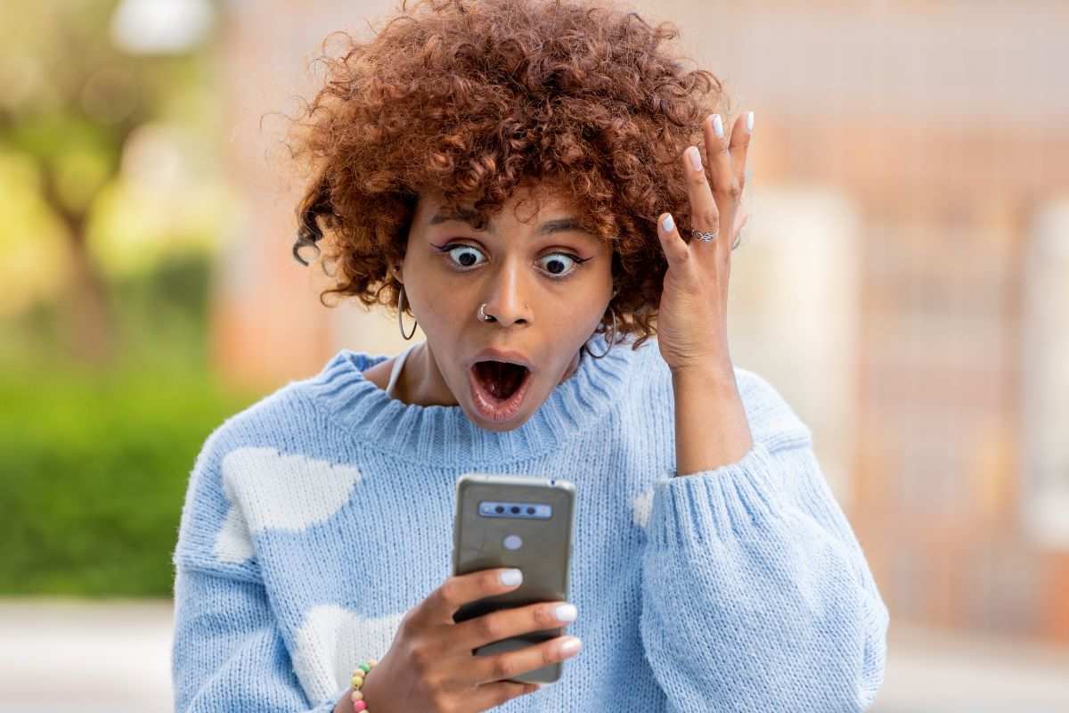 una persona guarda il cellulare