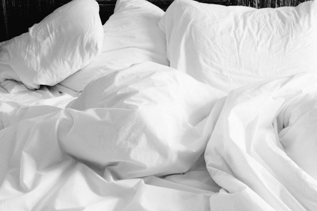 lenzuola bianche letto