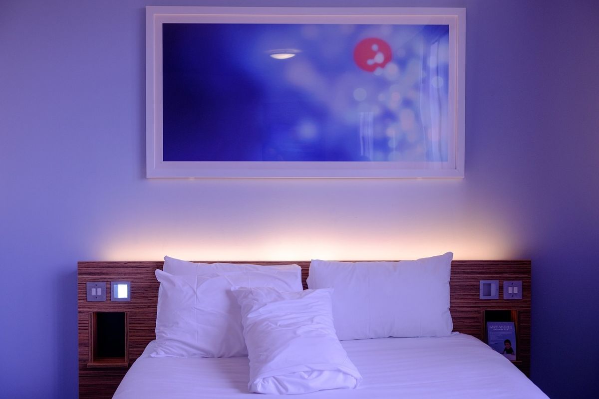letto lenzuola bianche