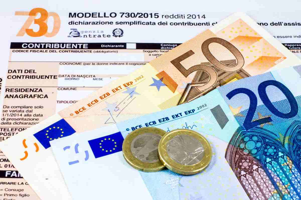 modello 730 con dei soldi