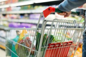 Con il carrello al supermercato
