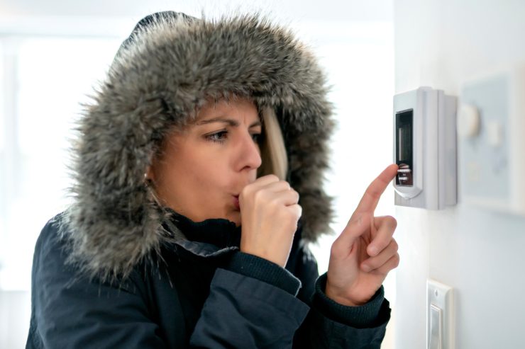 Ragazza che imposta i riscldamenti in casa