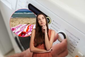 donna imposta la lavatrice, un'altra che pensa ed asciugamano da mare in icona