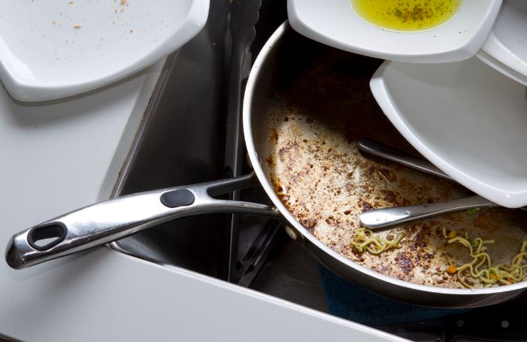 padella sporca nel lavello della cucina