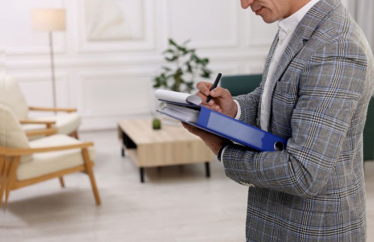 un perito che scrive qualcosa su un foglio