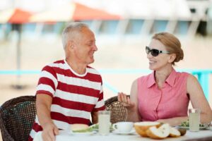 Due persone in pensione in vacanza