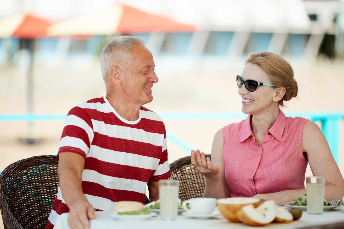 Due persone in pensione in vacanza