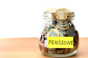barattolo con tutte monete dentro con sopra scritto "Pensione"