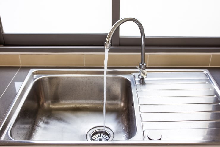 acqua che scorre lavandino