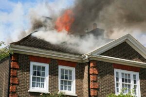 casa in fiamme
