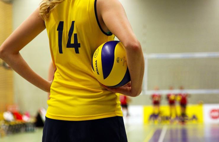 ragazza che gioca a pallavolo