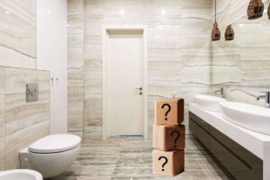 un bagno con la porta chiusa