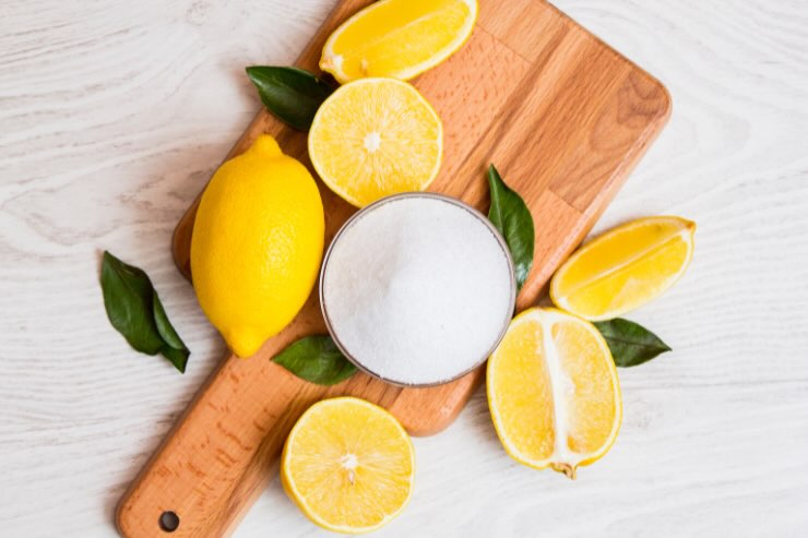 limone, metà limoni e tagliere