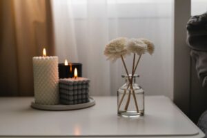 profumatore di casa sul tavolo con delle candele accese