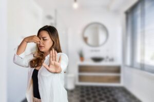 bagno e donna che sente cattivi odori