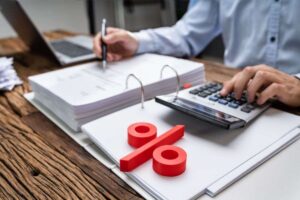 un signore che sta utilizzando una calcolatrice al lavoro