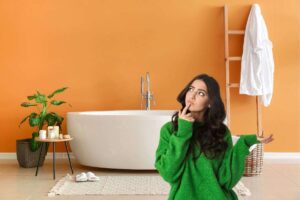 un bagno ed una persona dubbiosa