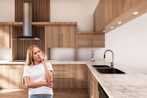 una cucina ed una ragazza dubbiosa