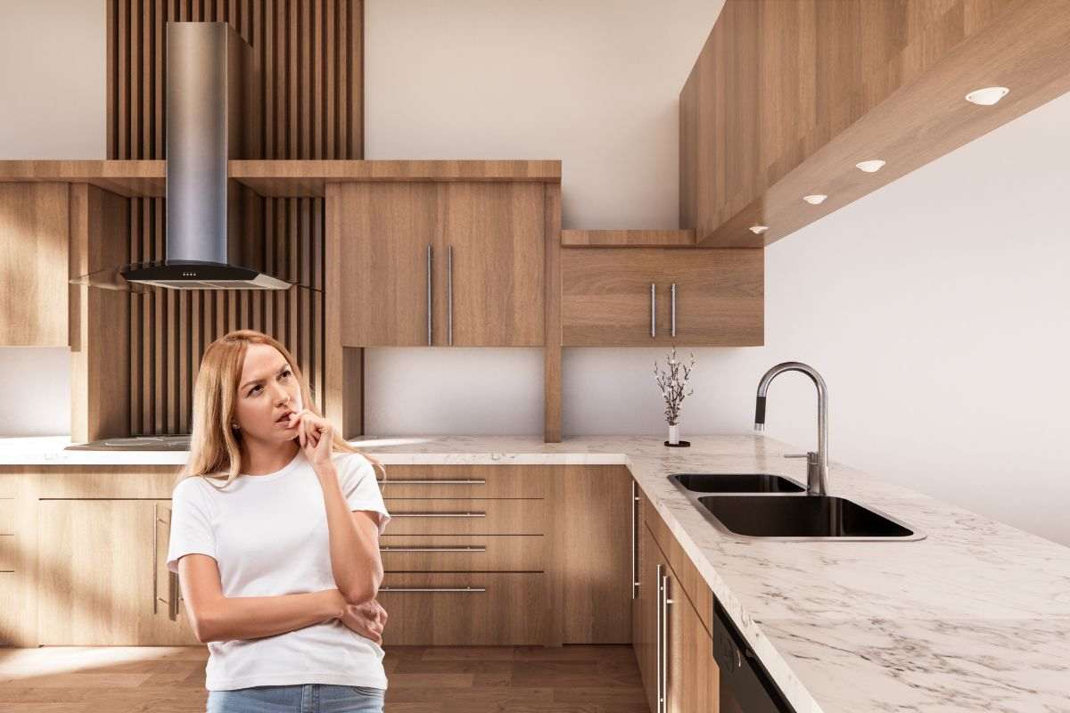 una cucina ed una ragazza dubbiosa