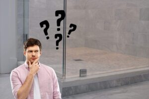 box doccia e un ragazzo perplesso con punti interrogativi