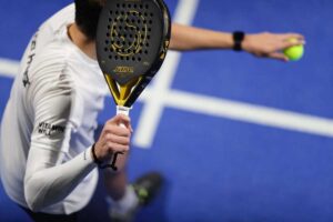 uomo che gioca a padel