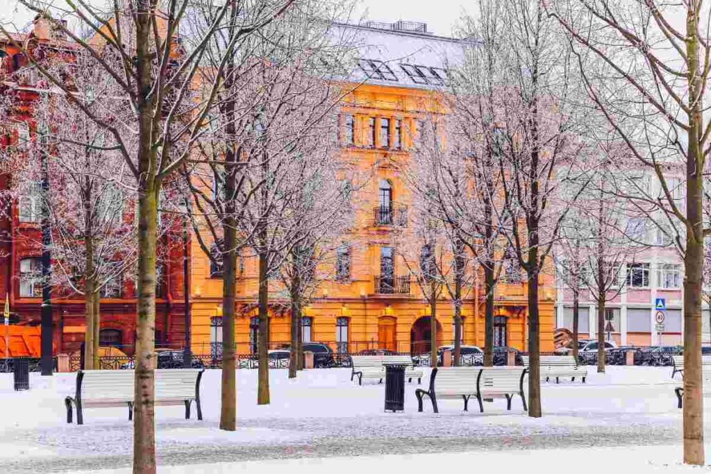 Città in pieno inverno piena di neve